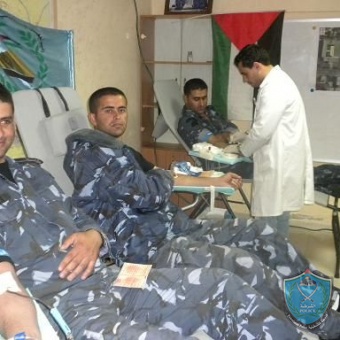 الشرطة تتبرع بالدم لبنك الدم الوطني في الخليل
