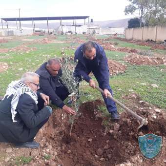الشرطة تشارك بحملة لزراعة الأشجار بمناسبة يوم الشهيد الفلسطيني وعيد الشجرة بطوباس