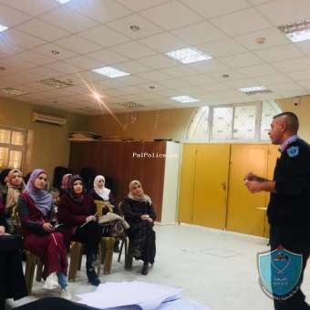 الشرطة تعقد لقاء توعية حول دور الاسرة في الحد من العنف الالكتروني لمديرات المدارس في الخليل
