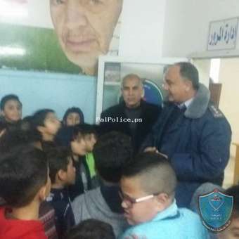 وفد طلابي من طلاب مدرسة ذكور الكرامة الاساسية يزور شرطة جنين