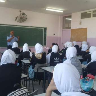 الشرطة تنظم محاضرات توعية بمدرسة السيدة سارة الثانوية في الخليل