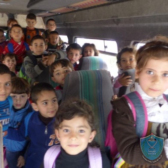 الشرطة تضبط حافلة غير قانونية تنقل اطفال روضة بحمولة زائدة في رام الله