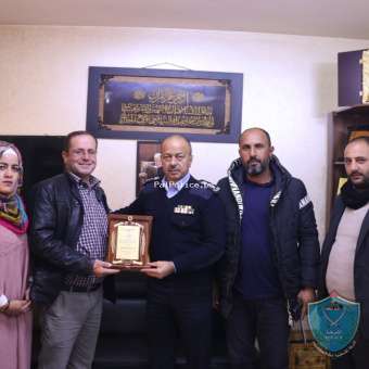 حركة فتح تكرم الشرطة في الخليل
