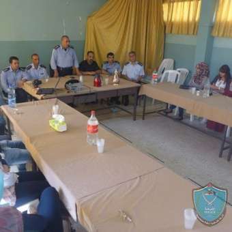 الشرطة تفتتح دورة اعداد مرشدين في مجال التوعية والارشاد في مخيم الدهيشة  ببيت لحم