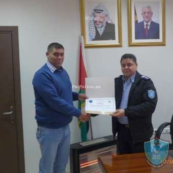 الشرطة تكرم مواطن على أمانته في جنين