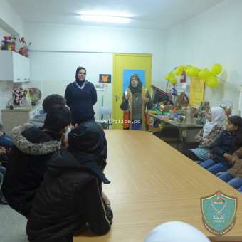 الشرطة تنظم محاضرة لطلاب مدرسة الصم والبكم بجمعية الهلال الأحمر في نابلس