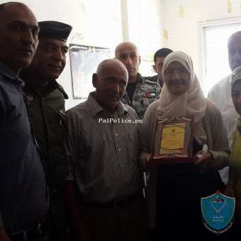 الشرطة ولجنة العلاقات العامة  في الاجهزة الامنيتة والمحافظة  تكرم ذوي  الأسير ناصر دراغمه بطوباس