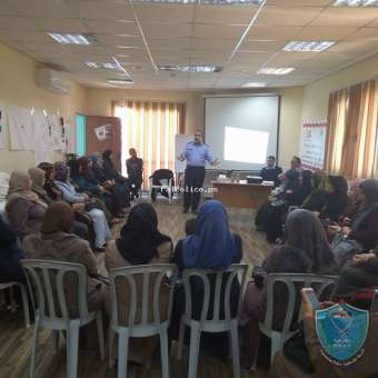الشرطة تنظم محاضرة عن سلبيات الانترنت والجرائم الالكترونية لعدد من الأمهات في قلقيلية