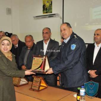 الشرطة تقدم التهاني لأسرة  التربية والتعليم في طوباس