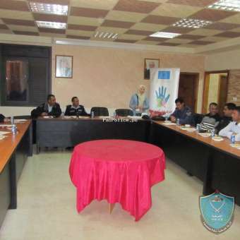 الشرطة وجمعية الشبان المسيحية يعقدان ورشة عمل مشتركة في الخليل