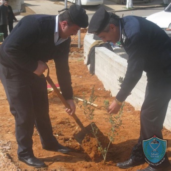 الشرطة تشارك في زراعة الاشجار بمناسبة يوم الارض في رام الله