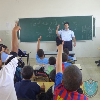 الشرطة تختتم المرحلة الرابعة  من برنامج التوعية الأمنية و الشرطية  في مدارس محافظة طولكرم