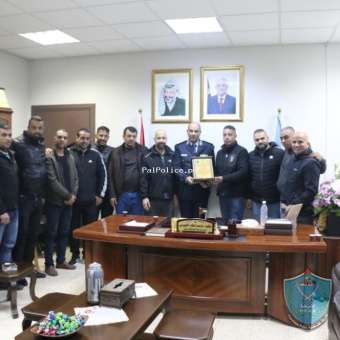وفد من فعاليات مخيم جنين يكرم شرطة المحافظة