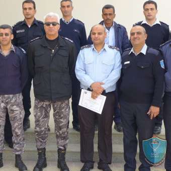 أريحا: الشرطة تخرج  دورة تخصصية لادارة امن الشرطة