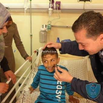 الشرطة تحيي يوم الطفل الفلسطيني مع الأطفال المرضى في الخليل