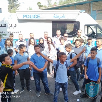 مركز الشرطة المتنقل ينظم محاضرات توعية وارشاد بمدرسة عين قينيا الأساسية المختلطة في رام الله