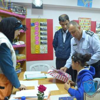الشرطة تكرم موظفات وأطفال مجمع الدكتور فتحي عرفات في أريحا