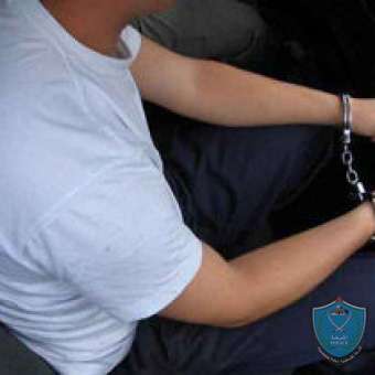 الشرطة تلقي القبض على شخص متهم بحيازة مواد مخدرة في قلقيلية