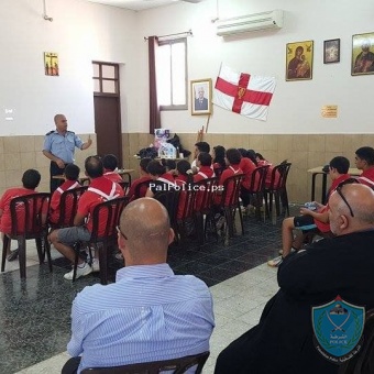 الشرطة تقدم محاضرات توعية وإرشاد للمشاركين بالمخيم الكشفي في بلدة جفنا برام الله