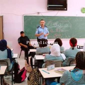الشرطة تعقد محاضرة لطالبات مدرسة بنات شويكه حول السلامة المرورية في طولكرم