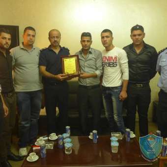 مجلس اتحاد طلبة جامعة القدس المفتوحة يكرم مدير شرطة الخليل