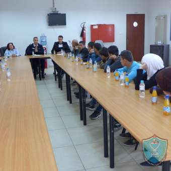 وفد من مؤسسة بيالارا للشباب يزور شرطة محافظة نابلس ويطلع على اليات عمل الشرطة .