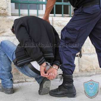 الشرطة تقبض على شخص بحوزته مواد مخدرة في  طولكرم