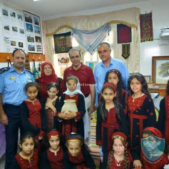 الشرطة تشارك  مدرسة راسم كمال بفعاليات يوم التراث الفلسطيني في طولكرم