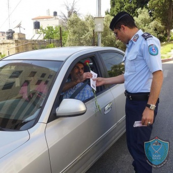 الشرطة توزع الورود ونشرات توعوية ختاما لأسبوع المرور العربي في رام الله