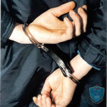 الشرطة تلقي القبض على شخص بحوزته مواد مخدرة في بيت جالا