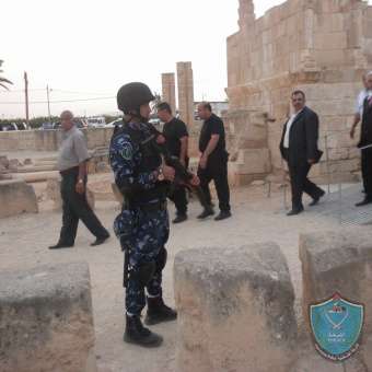 وزيرة السياحية ومحافظ أريحا يشيدان بدور الشرطة في توفير الأمن خلال انطلاق احتفالية عشرة ألاف عام في أريحا.