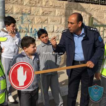 الشرطة تنظم يوم مروري وتشكل فرق السلامة في مدرسة الراهبات في اريحا