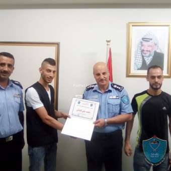 الشرطة تكرم مواطن لأمانته في أريحا