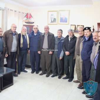 وفد من هيئة المتقاعدين العسكريين يزور ويشيد  بأداء  الشرطة  في طولكرم
