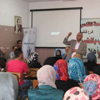 الشرطة تنظم محاضرة لطلبة جامعة القدس المفتوحة في قلقيلية