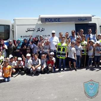 مركز الشرطة المتنقل ينظم يوم شرطي ميداني لأكثر من 70 طفل بقرية الولجة قضاء بيت لحم