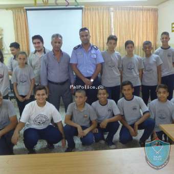 الشرطة تنظم محاضرة في مدرسة جمعية سيدات اريحا