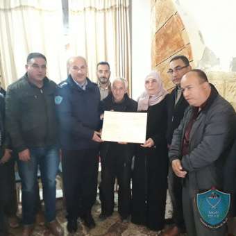 الشرطة والإقليم يسلمون ذوي الاسير الشرطي عبد السلام بني عوده شهادة البكالوريوس لابنهم الاسير بطوباس