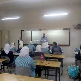 الشرطة تنظم محاضرة توعية لطالبات مدرسة عمر المختار الاساسيه للبنات في نابلس