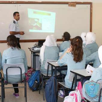 الشرطة تنظم محاضرة لطالبات مدرسة جمال عبد الناصر في نابلس