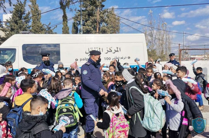 الشرطة تلتقي بأكثر من 100 طالب من كلا الجنسين بمدرسة التوافق الثانوية بمحافظة بيت لحم