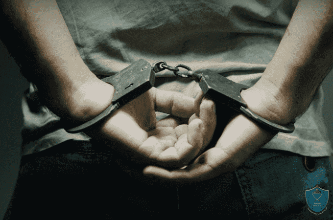 الشرطة تقبض على مطلوب للقضاء منذ 9 سنوات بتهمة الشروع بالقتل في الخليل