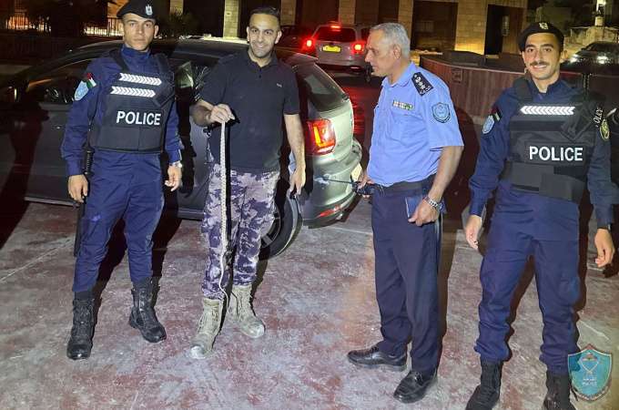 دورية الإسناد والنجدة تنقذ مواطنا وأطفاله من أفعى داخل مركبته في بيت لحم
