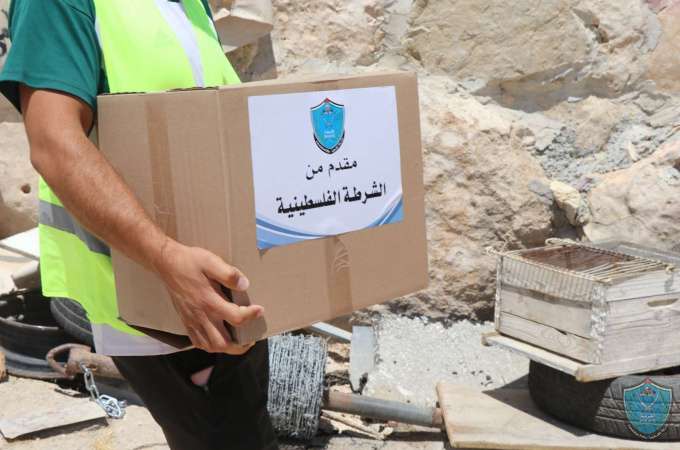 الشرطة تقدم مساعدات للمواطنين في مسافر يطا جنوب الخليل