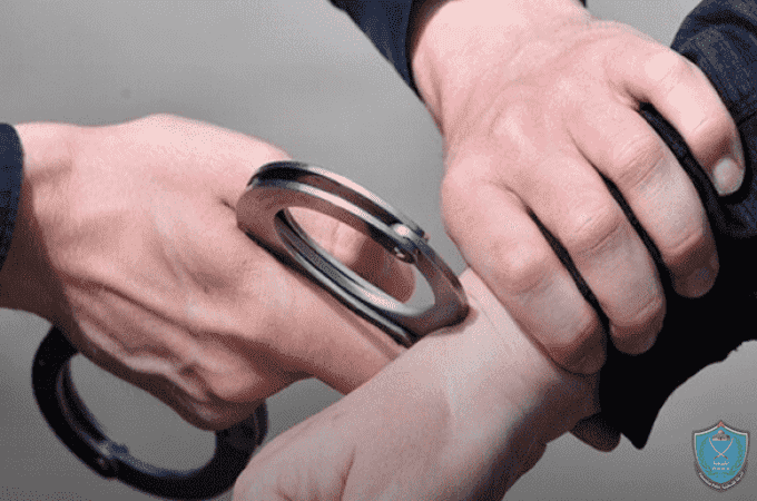الشرطة تقبض على مشتبه به بجرائم إطلاق نار وتضبط سلاح ناري في الخليل 