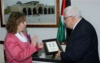 فخامة الرئيس محمود عباس يتسلم أول طابع إيرادات يحمل اسم دولة فلسطين