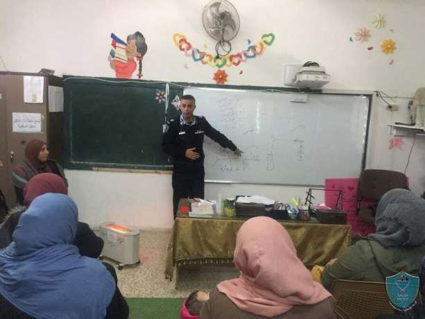 الشرطة تعقد محاضرة حول جرائم الانترنت بمدرسة عسقلان الاساسية في الخليل