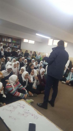المركز المتنقل ينفذ سلسلة فعاليات توعية بمدرسة بنات مسقط في الخليل