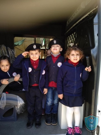 الشرطة تنظم يوماً ترفيهياً لرياض الأطفال في بلدة سنيريه بمحافظة قلقيليه .