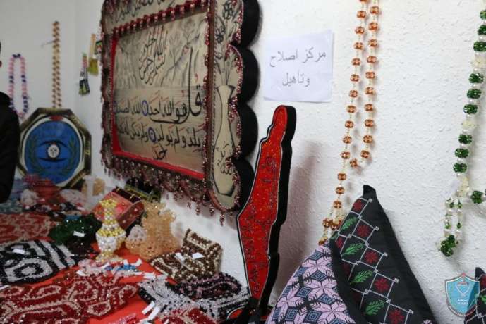 الشرطة تشارك بعرض مشغولات يدوية لنزلاء مركز وإصلاح وتأهيل جنين